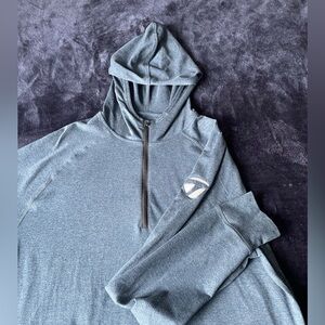 Vuori Mens zip up hoodie size large with TaylorMade lest sleeve logo